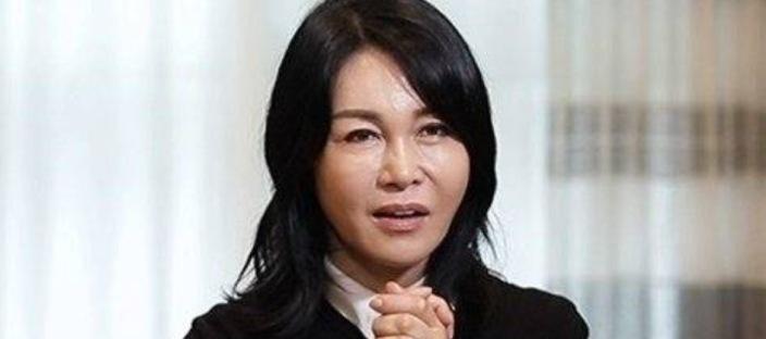 이혼했는데도 '20년째' 전남편 2명에게 생활비 보내는 인기가수 이미지