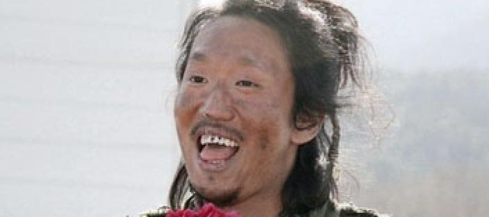 정장 두 벌, 같은 양말 17년... 결국 23억 건물주 된 의외의 국민거지 이미지