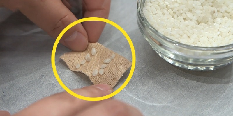아침마다 얼굴이 붓는다면? 1분만에 부기 쏙! 빼는 '쌀알 테이핑' | 1일 1짤