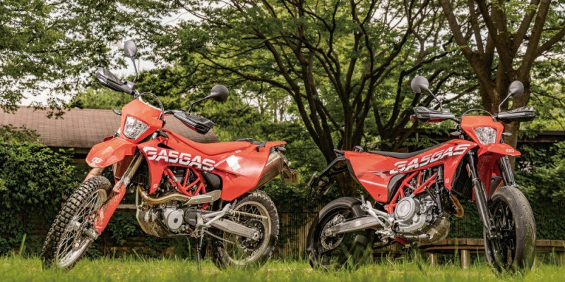 길에 뿌려지는 빨간 마법, 가스가스 SM700 & ES 700 | 모터바이크
