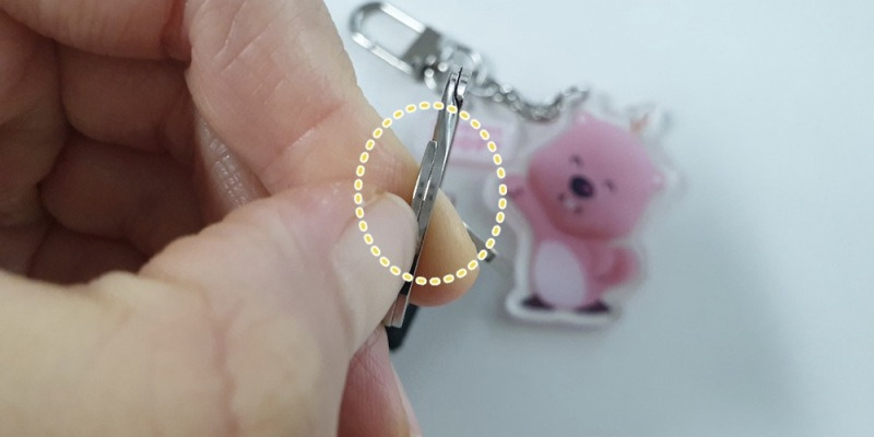 '키링' 끼울 때 '이것' 이용해 보세요. 키링 끼우다 손톱 부러질 일 절대 없어요. | 선데이라이프
