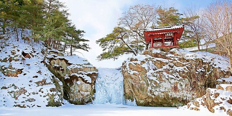 장각폭포의 겨울 물빛, 곶감 향에 물드는 상주의 계절 | 여행탐구