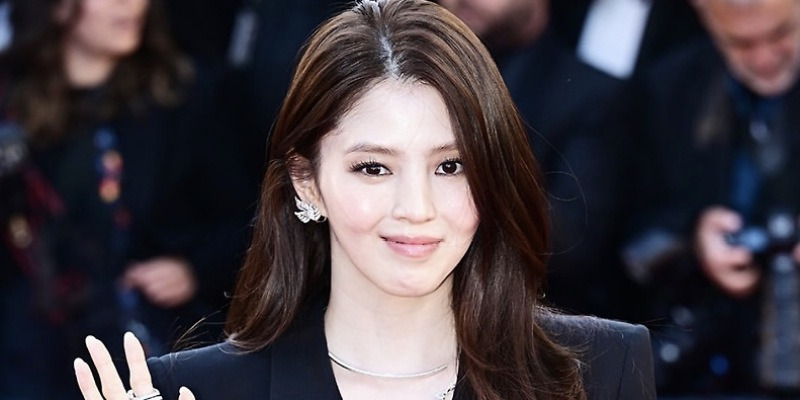 같은 한소희 맞나요? 칸에서 갈린 핑크 드레스와 블랙 수트 반응 - 콘텐츠뷰
