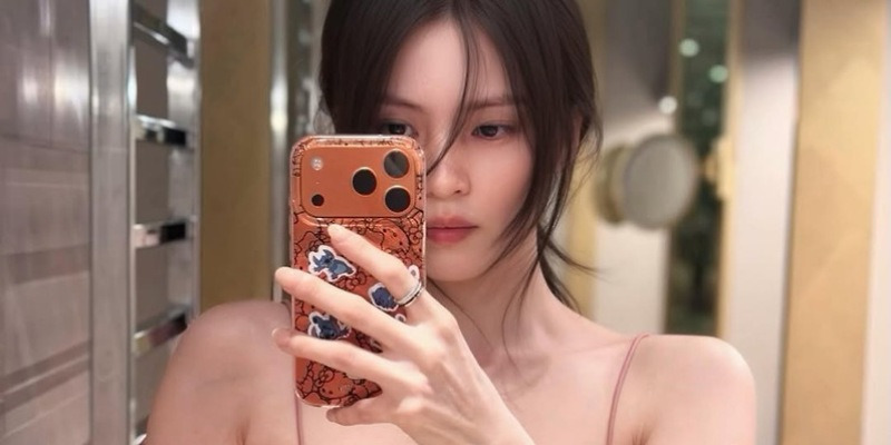 한소희, 칸 빛낸 독보적 미모…러블리부터 시크까지 다 가진 얼굴 - 콘텐츠뷰