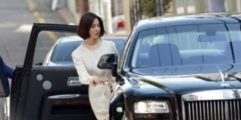 “전범 기업 돈은 안 받는다” 송혜교, 80억 광고 걷어차고 선택한 ‘5억 슈퍼카’의 실체 - 콘텐츠뷰