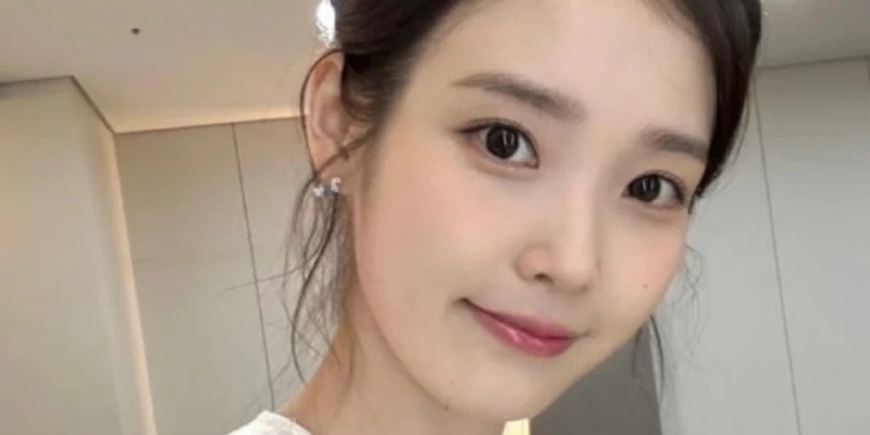 “김밥 하나를 30분 동안 씹고 있다고?” 동료들도 놀란 아이유 식습관 - 콘텐츠뷰