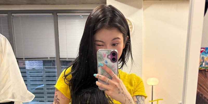 백예린, 강렬한 옐로 톱으로 완성한 힙한 무드 - 콘텐츠뷰