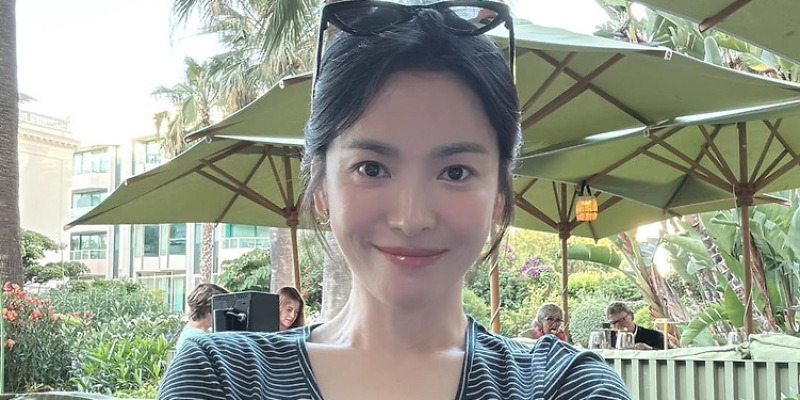 여유로운 휴양지 속 송혜교 45세 빛나는 민낯 미모 - 콘텐츠뷰