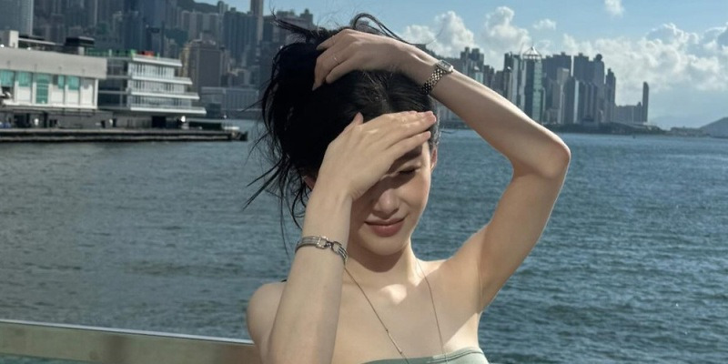"팬들 사이 난리 난 홍콩 여행 룩" 4만 원대 튜브탑 스타일링에 반응 터진 아이돌 근황