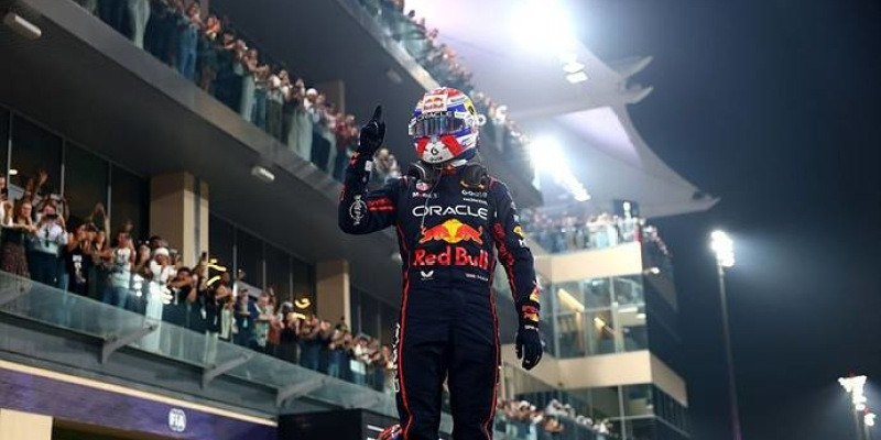 아부다비 F1 그랑프리에서 경쟁 중인 베르스타펜과 노리스