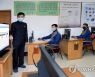 노동당 제8차 대회 학습하는 북한 주민들