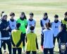 '더 이상 연기 없다' 여자축구, 중국과 올림픽 예선.."예정대로 진행 기대"