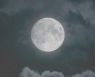 구름 사이로 뜬 보름달..22일까지 비 내리는 귀경길