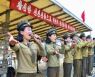노래로 대중 추동하는 북한 선동대원들