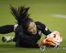 여자축구 '최강' 미국 슈팅 막아내는 윤영글