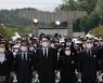 마스크 들썩이며.. 윤 대통령, '임을 위한 행진곡' 불렀다