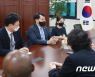 전염병예방혁신연합 회장 만난 장영진 차관