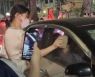“이 사람 내 남편”…베트남 여성, 벽돌로 남녀 동승 차량 내리치며 소동