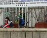 오늘도 300명대 중후반..1주간 지역발생 환자도 전국 2단계 범위
