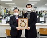 [포토]이승로 성북구청장, 쇠코뚜레 선물 받은 까닭?