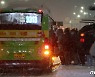 퇴근길 버스에 오르는 시민들