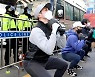 오후 9시 현재 신규 확진 778명.. 내일도 1000명 밑돌듯