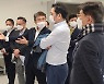 Samsung's Lee visits research center to learn about 6G and AI