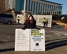 "음식점은 되고 카페는 왜 안되나" 헬스장 이어 카페도 뿔났다