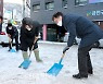 [포토] 출근길에 눈 치우는 유성훈 금천구청장