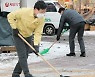 [포토] 제설작업하는 채현일 영등포구청장