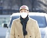 김필 '한 손에 텀블러 들고'