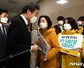 민주당 의원총회 찾은 정의당 '중대재해법 항의'