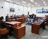 문 대통령 신년사 경청하는 박병석 의장
