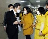 정의당, 與 의총장 찾아 "이낙연 대표님, 5인 미만 제외 안됩니다"