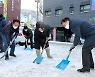 [포토] 유성훈 금천구청장, 출근길 제설 작업