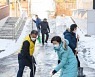[포토] 김수영 양천구청장, 주민들과 함께 제설 작업