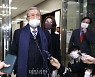 <포토> 김병욱 의원 탈당관련 질문 답변하는 김종인