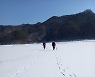 막대기 하나 쥔 노인들..목숨 건 대청호 얼음판 횡단