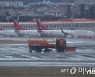 역대급 한파에 폭설, '꽁꽁' 언 제주공항 무더기 결항