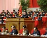 당 대회 3일 차 회의 진행하는 북한 김정은.."사상·교양 강화"