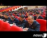 김정은 사업총화 보고 열심히 받아적는 북한 대표자들