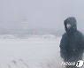 한라산 전면통제·공항 개점휴업..제주 이틀째 '꽁꽁'(종합)