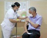 68세 싱가포르 리셴룽 총리 코로나19백신 접종.."고통 없고 효과적"