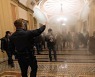 美 의회 난입 시위대 진압하던 경찰관 1명 사망