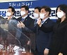 <포토> '엄지척' 포즈 취하는 이낙연 대표와 협력의원단 의원들