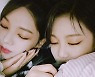 에스파 카리나X닝닝, 사랑스러운 이불 속 셀카 [SNS★컷]