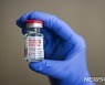 영국, 모더나 백신도 승인..코로나 백신 3종 접종 가능