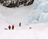 러시아 유명관광지서 40m 높이 얼음폭포 빙벽 무너져..4명 사상