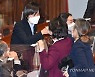 동료 의원과 인사하는 정의당 강은미 원내대표