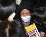 포옹하는 정의당 강은미 원내대표와 고 김용균씨 모친